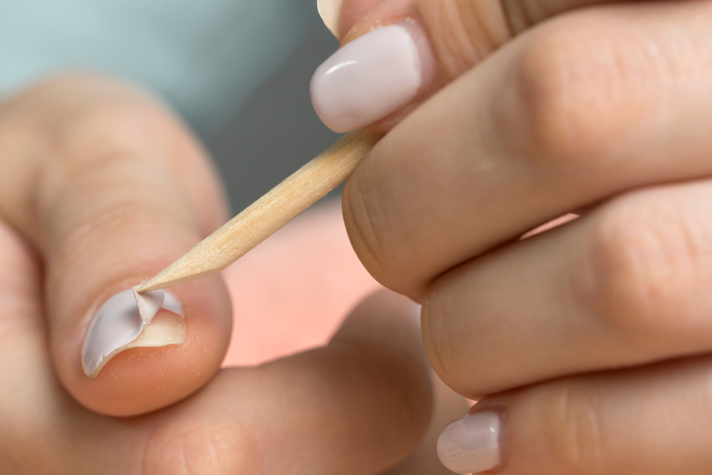 3 méthodes pour retirer son vernis semi-permanent à la maison sans s'abîmer les ongles