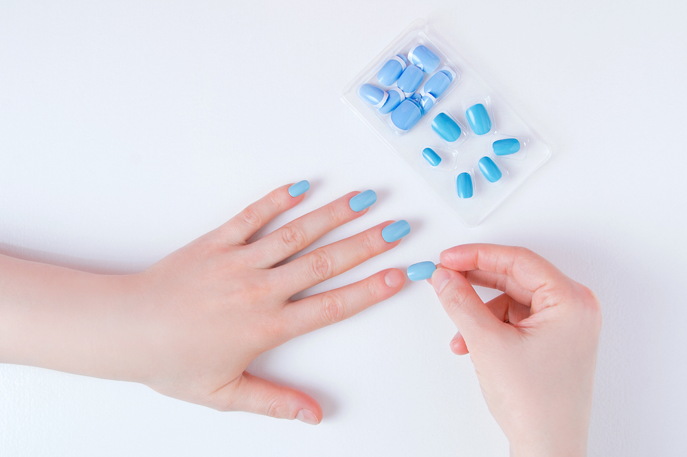 Découvrez nos techniques pour poser des faux ongles à la maison