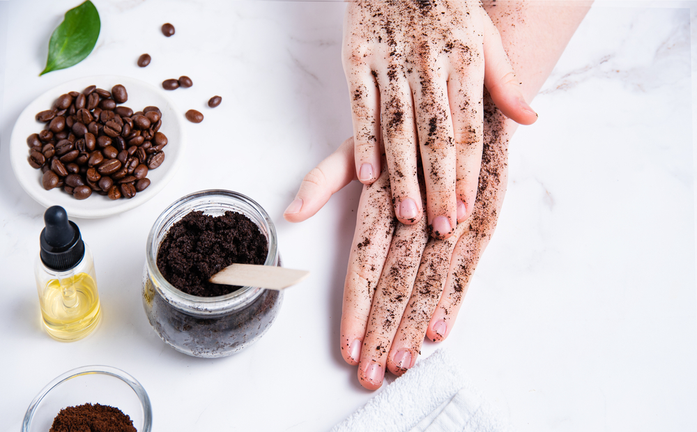 Quelle est l'utilité de faire un gommage sur ses mains et sur ses ongles
